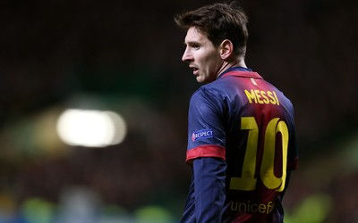 米兰电竞精华-C罗与乔治娜亮相球场引轰动