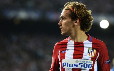 米兰电竞精华-C罗助攻队友推射空门得分锁定胜局并拥抱庆祝